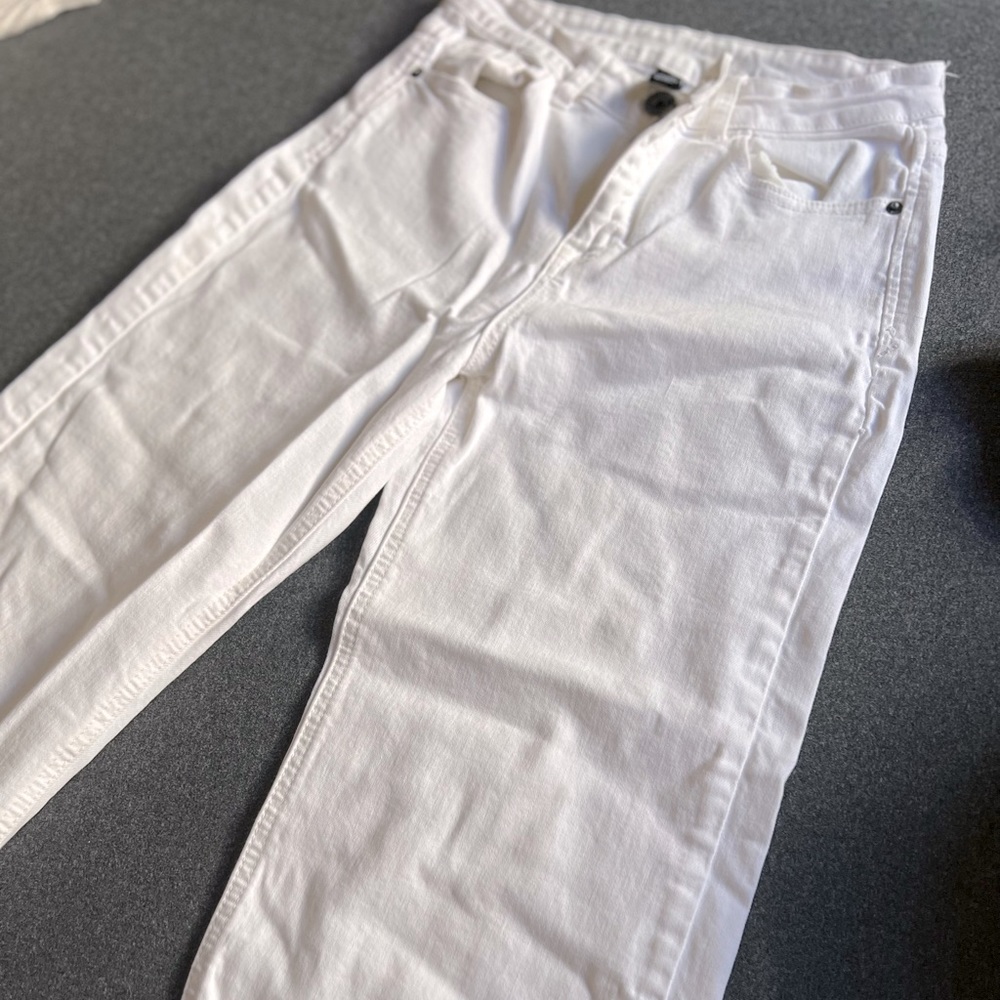 STRADIVARIUS white cropped flare jeans